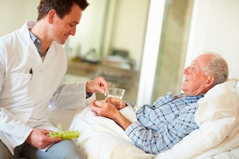 Der Arzt gibt eine Pille gegen Prostatitis